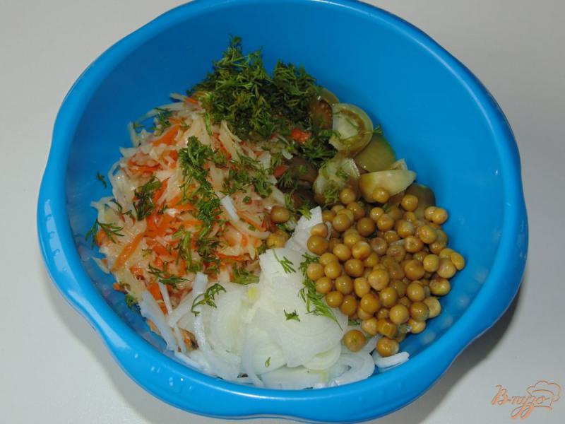 Фото приготовление рецепта: Салат из квашеных зеленых помидоров и маринованной капусты шаг №4