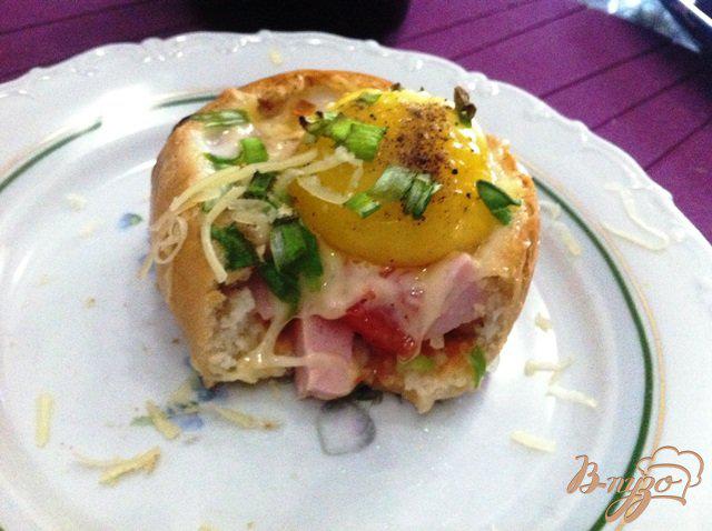 Фото приготовление рецепта: Булочки с яйцом на завтрак шаг №7