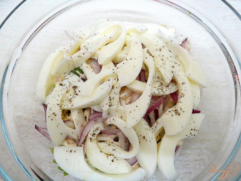 Фото приготовление рецепта: Салат из сыра, грибов и яиц шаг №9