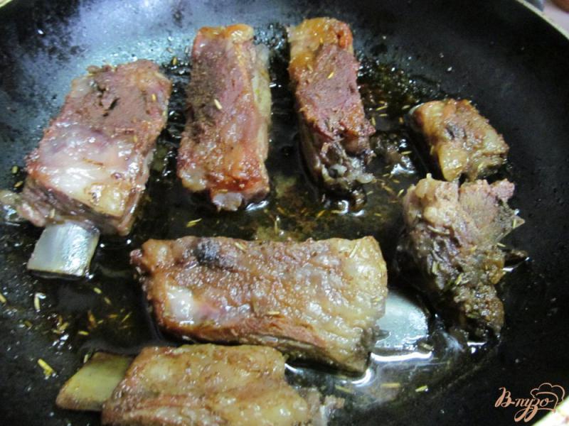 Фото приготовление рецепта: Свиные ребра на водке шаг №5