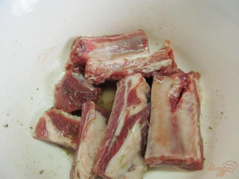 Фото приготовление рецепта: Свиные ребра на водке шаг №3