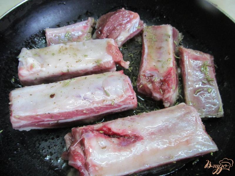 Фото приготовление рецепта: Свиные ребра на водке шаг №4