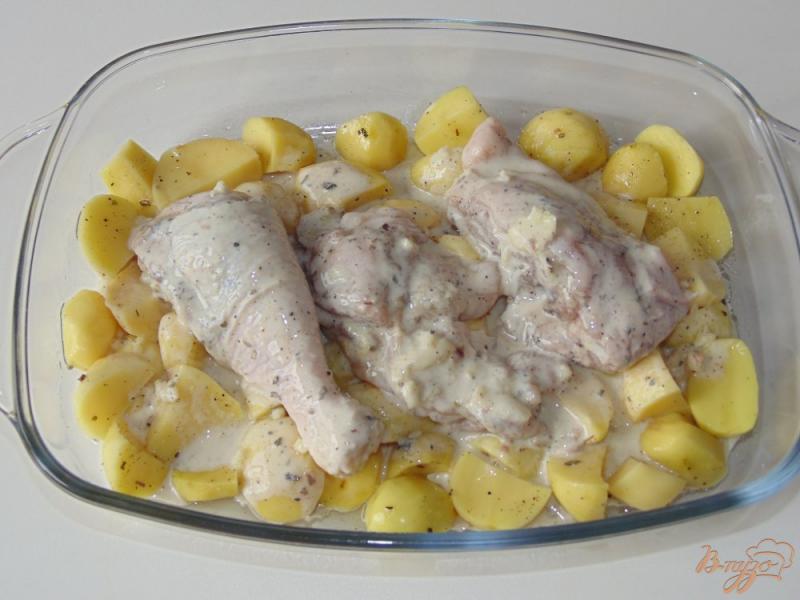 Фото приготовление рецепта: Маринованное мясо птицы в кефире запеченное с картофелем шаг №4