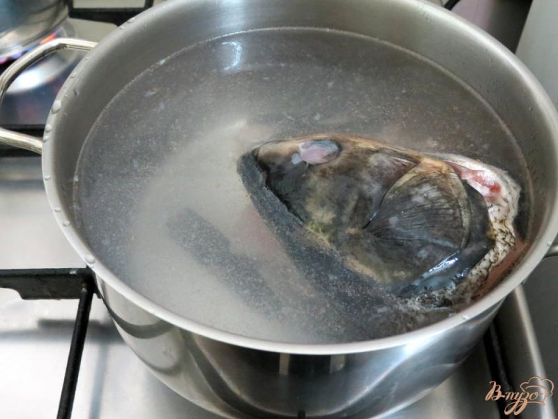 Фото приготовление рецепта: Суп из брюшек лосося со стручковой фасолью шаг №2