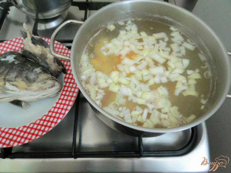 Фото приготовление рецепта: Суп из брюшек лосося со стручковой фасолью шаг №5