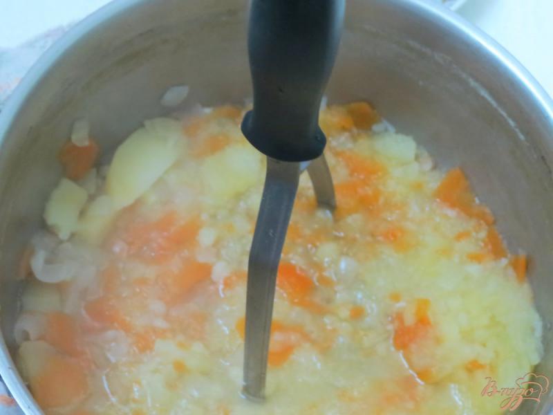 Фото приготовление рецепта: Суп из брюшек лосося со стручковой фасолью шаг №6