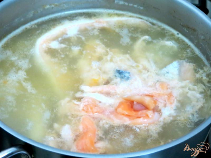 Фото приготовление рецепта: Суп из брюшек лосося со стручковой фасолью шаг №7