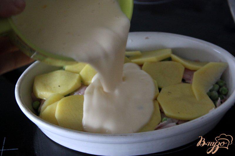Фото приготовление рецепта: Запеканка из картофеля, зеленого горошка и ветчины шаг №4