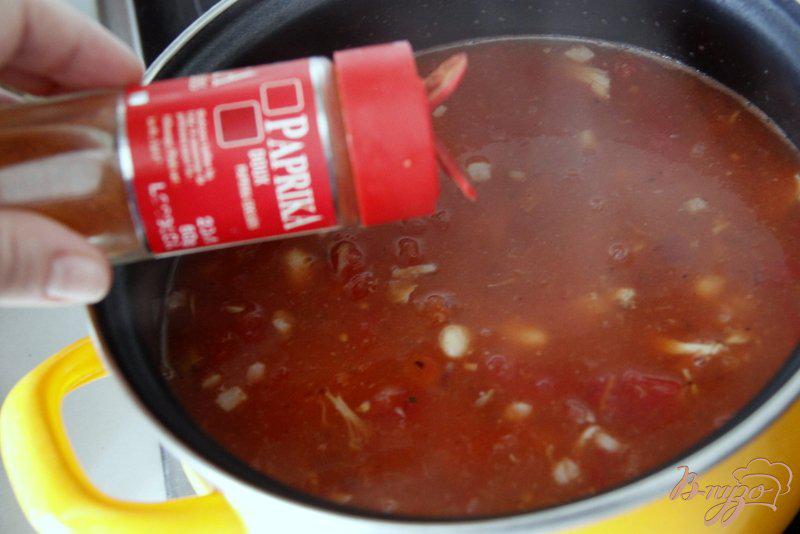 Фото приготовление рецепта: Быстрый томатный суп с белой фасолью шаг №4