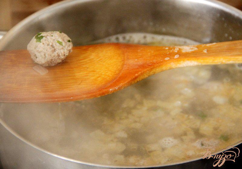 Фото приготовление рецепта: Суп с рисом и ароматными фрикадельками шаг №6