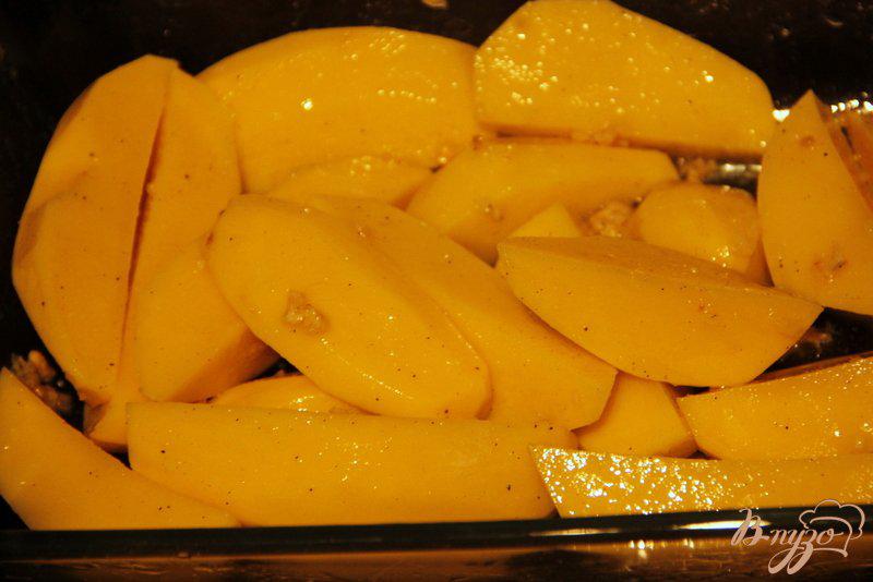 Фото приготовление рецепта: Картофельные дольки с чесночным ароматом шаг №4