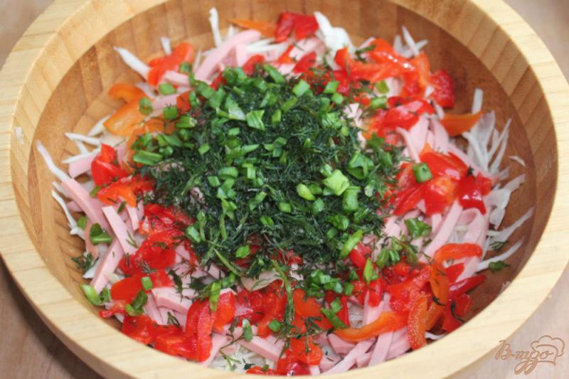 Фото приготовление рецепта: Салат с капустой колбасой и перцем шаг №4