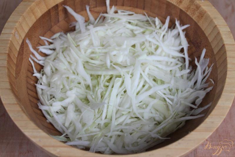 Фото приготовление рецепта: Салат с капустой колбасой и перцем шаг №1