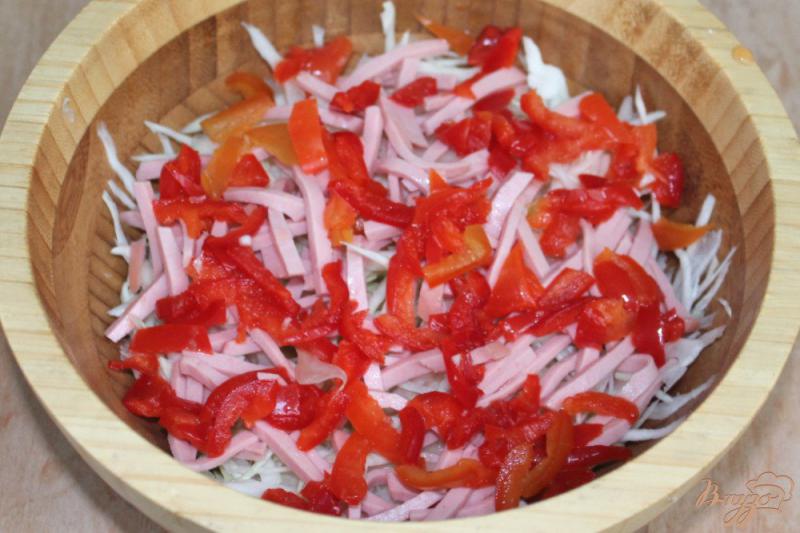 Фото приготовление рецепта: Салат с капустой колбасой и перцем шаг №3