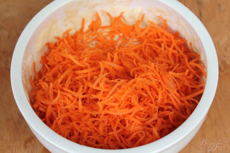 Фото приготовление рецепта: Сладкий морковный пирог с яблочным пюре шаг №4