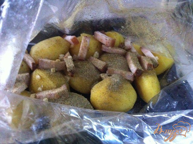 Фото приготовление рецепта: Запеченный картофель с чесноком и салом шаг №3