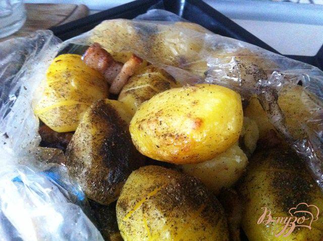 Фото приготовление рецепта: Запеченный картофель с чесноком и салом шаг №4