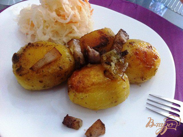 Фото приготовление рецепта: Запеченный картофель с чесноком и салом шаг №5