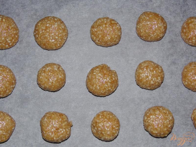 Фото приготовление рецепта: Печенье из овсяных хлопьев и кунжута шаг №4