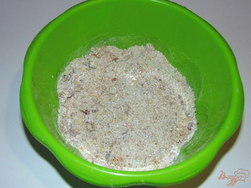 Фото приготовление рецепта: Овсяное печенье с курагой и грецким орехом шаг №4