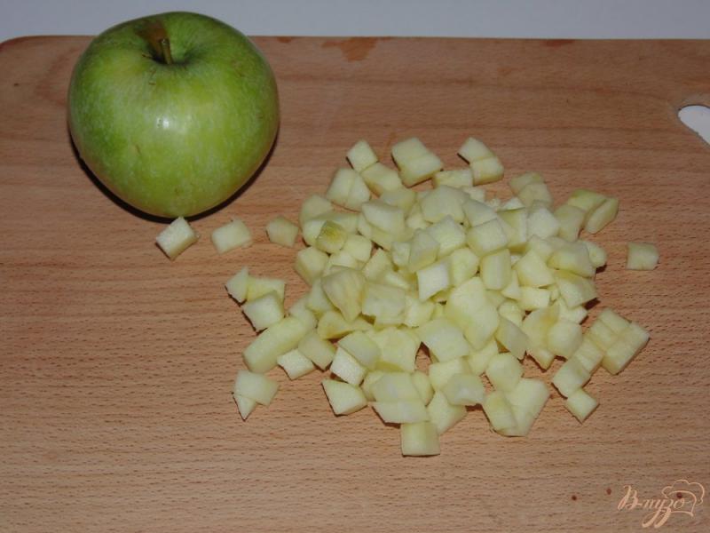 Фото приготовление рецепта: Салат из свеклы с яблоком и укропом шаг №3