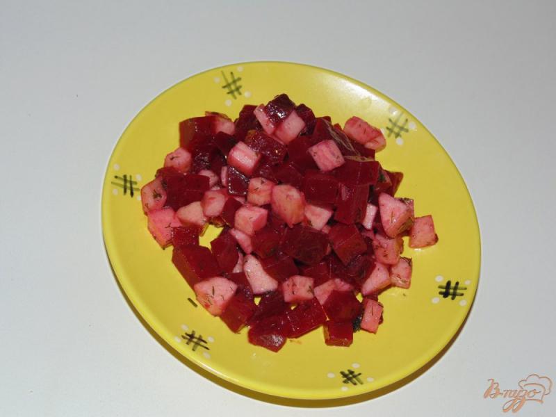 Фото приготовление рецепта: Салат из свеклы с яблоком и укропом шаг №5