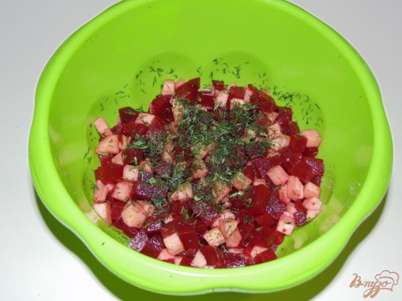 Фото приготовление рецепта: Салат из свеклы с яблоком и укропом шаг №4