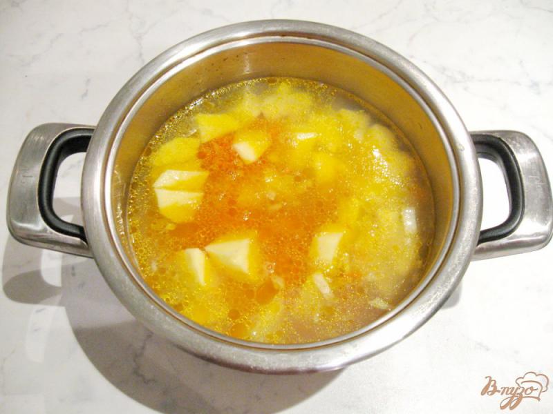 Фото приготовление рецепта: Гороховый суп с красной чечевицей шаг №8