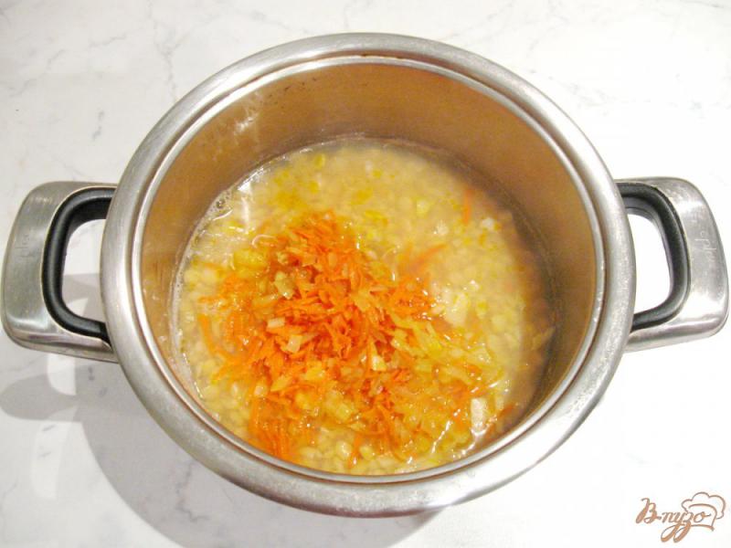 Фото приготовление рецепта: Гороховый суп с красной чечевицей шаг №5