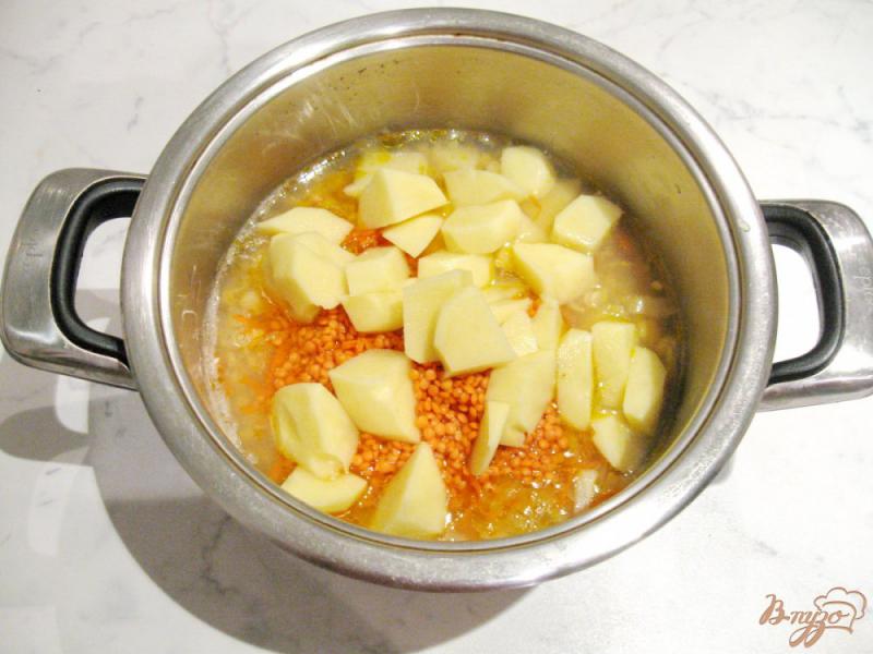 Фото приготовление рецепта: Гороховый суп с красной чечевицей шаг №7