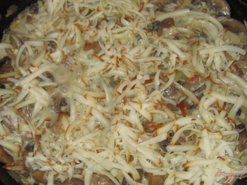 Фото приготовление рецепта: Шампиньоны тушеные в сливочно-сырном соусе шаг №7