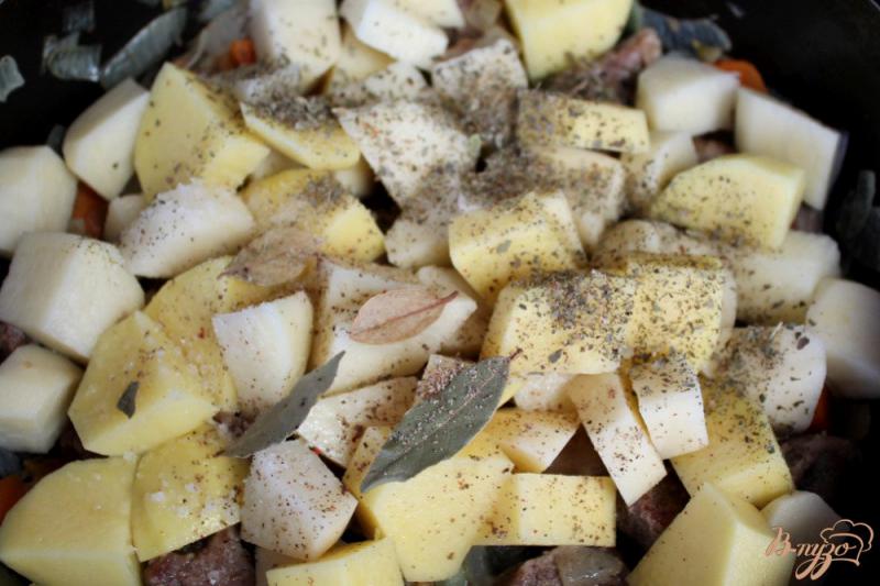Фото приготовление рецепта: Жаркое из свинины с болгарским перцем и картофелем шаг №4