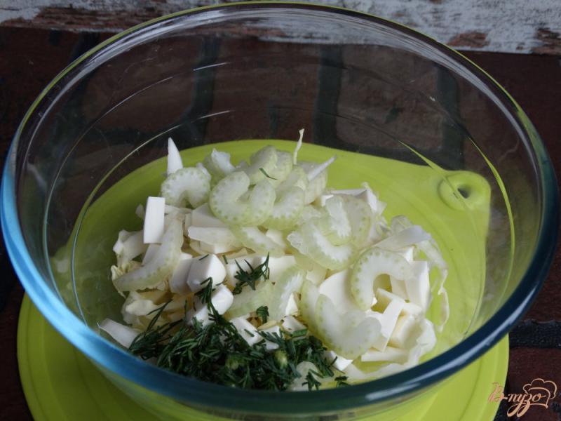 Фото приготовление рецепта: Салат с сельдереем и яйцом шаг №3