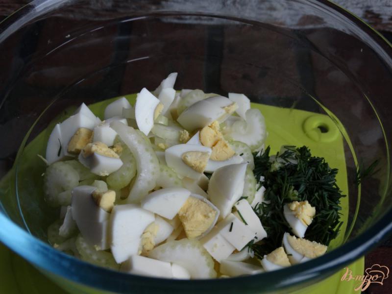 Фото приготовление рецепта: Салат с сельдереем и яйцом шаг №4