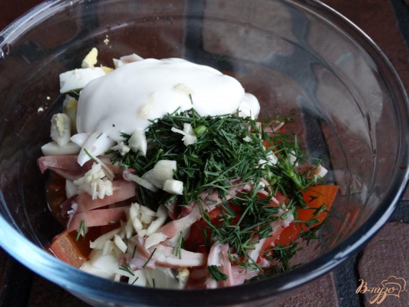 Фото приготовление рецепта: Салат с кальмарами и помидорами шаг №5