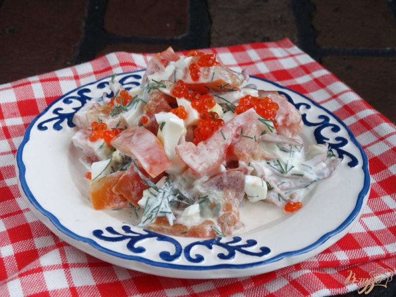 Фото приготовление рецепта: Салат с кальмарами и помидорами шаг №6