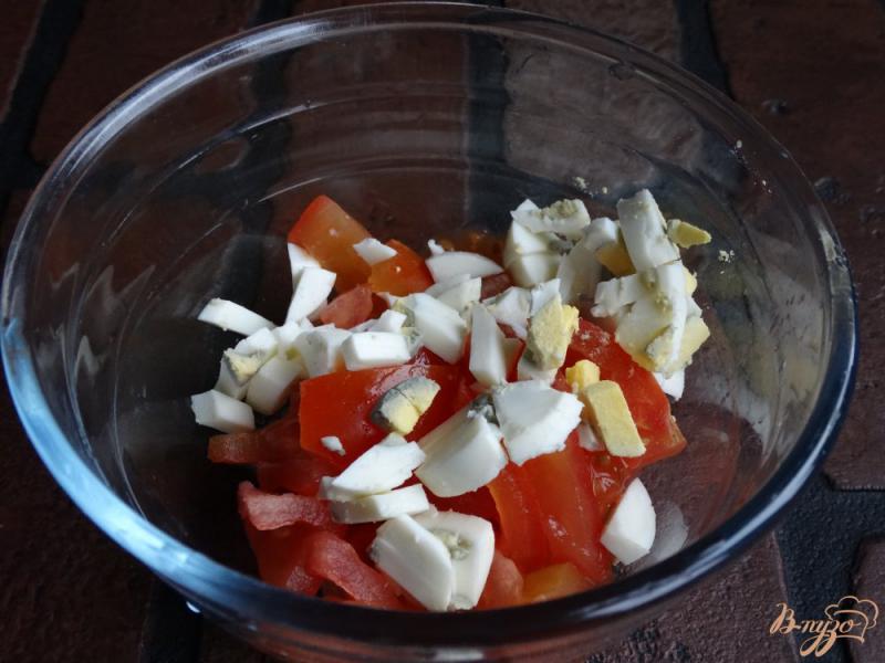Фото приготовление рецепта: Салат с кальмарами и помидорами шаг №3