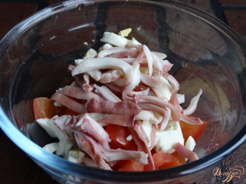 Фото приготовление рецепта: Салат с кальмарами и помидорами шаг №4