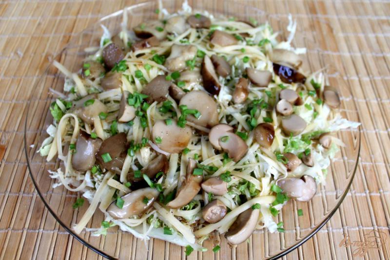 Фото приготовление рецепта: Салат из пекинской капусты с маринованными грибами и сыром шаг №5
