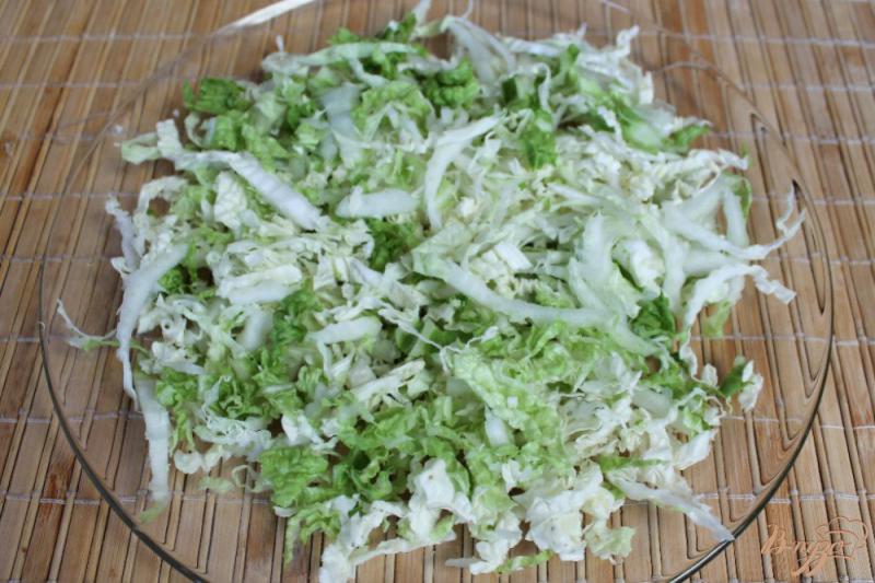 Фото приготовление рецепта: Салат из пекинской капусты с маринованными грибами и сыром шаг №1