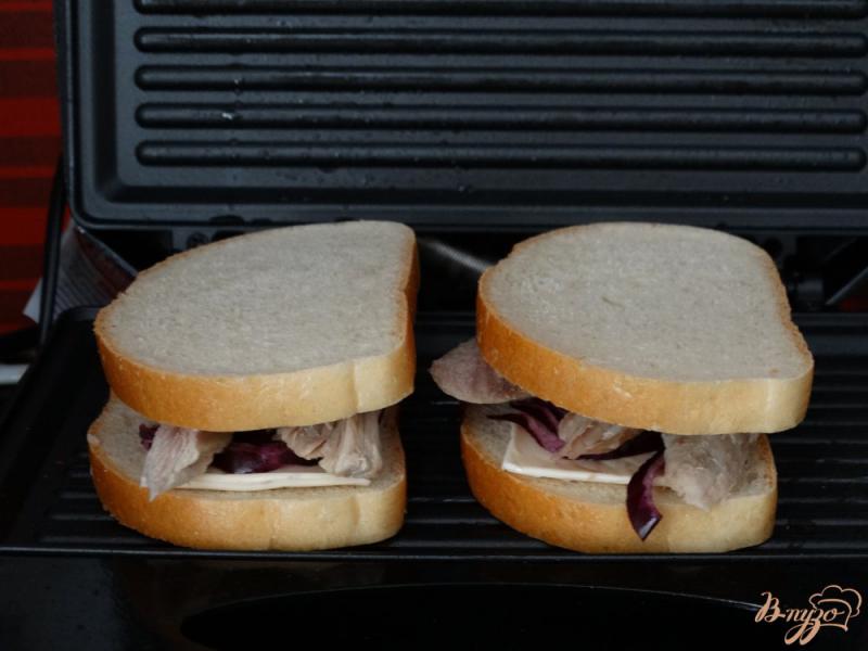 Фото приготовление рецепта: Гриль-сендвич с индейкой шаг №6