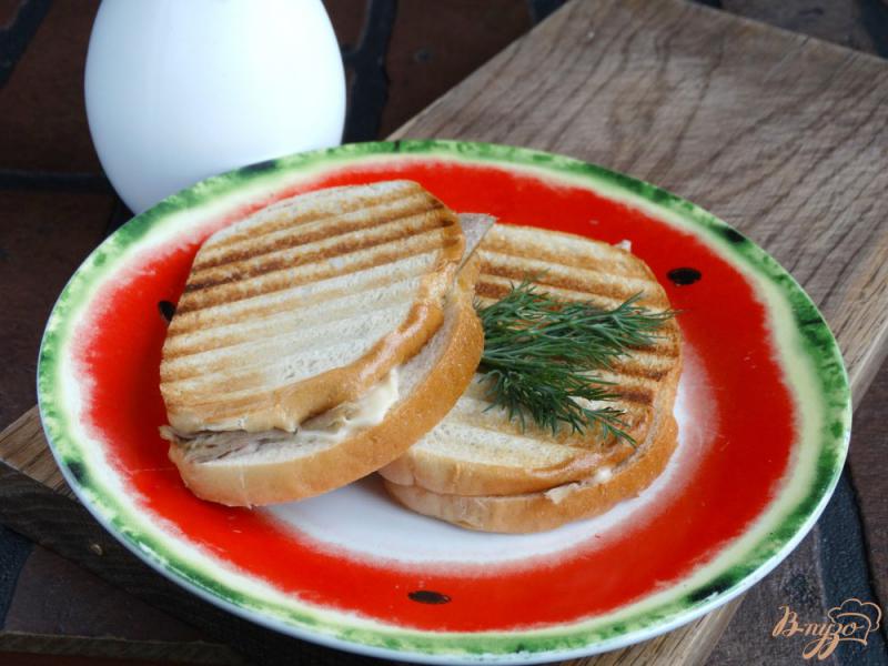 Фото приготовление рецепта: Гриль-сендвич с индейкой шаг №7