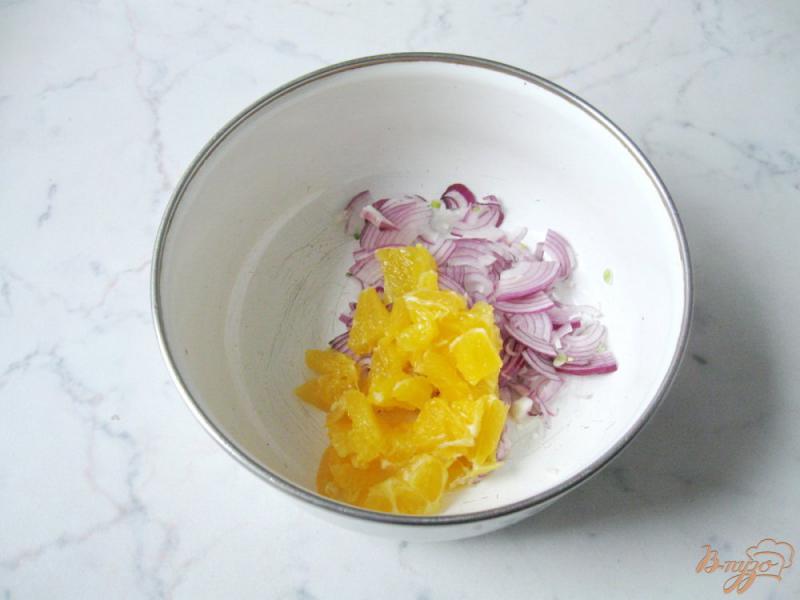 Фото приготовление рецепта: Апельсиновый салат с яблоком, сыром и красным луком шаг №2