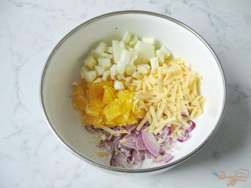 Фото приготовление рецепта: Апельсиновый салат с яблоком, сыром и красным луком шаг №4