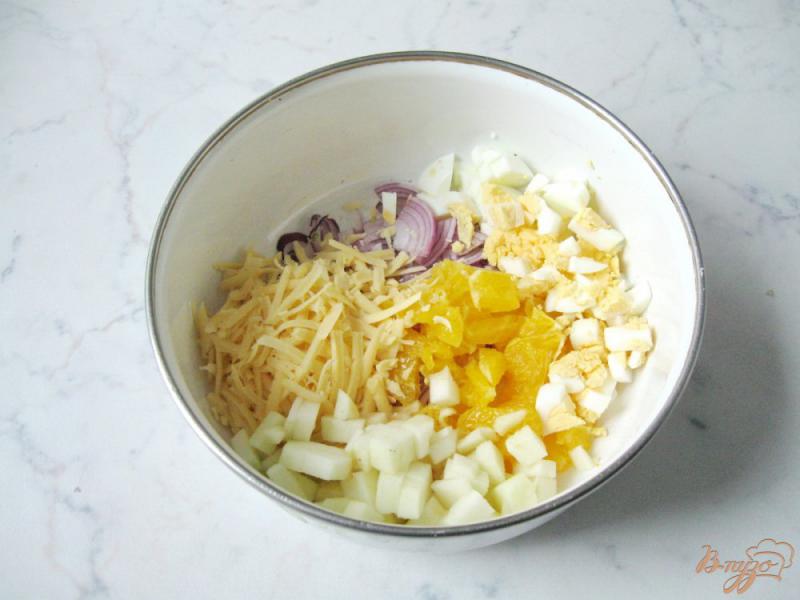 Фото приготовление рецепта: Апельсиновый салат с яблоком, сыром и красным луком шаг №5