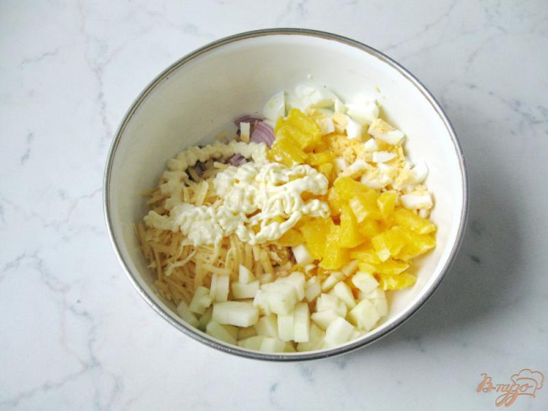 Фото приготовление рецепта: Апельсиновый салат с яблоком, сыром и красным луком шаг №6