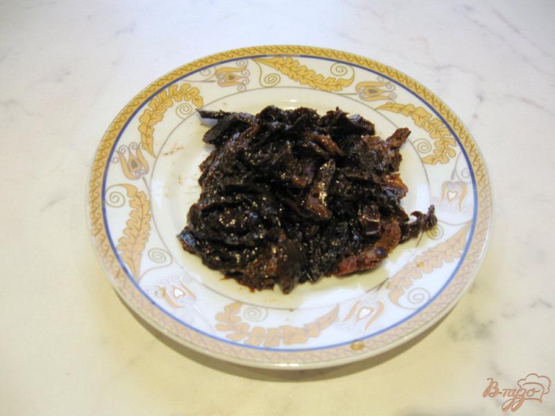 Фото приготовление рецепта: Салат с рыбными консервами и черносливом шаг №1
