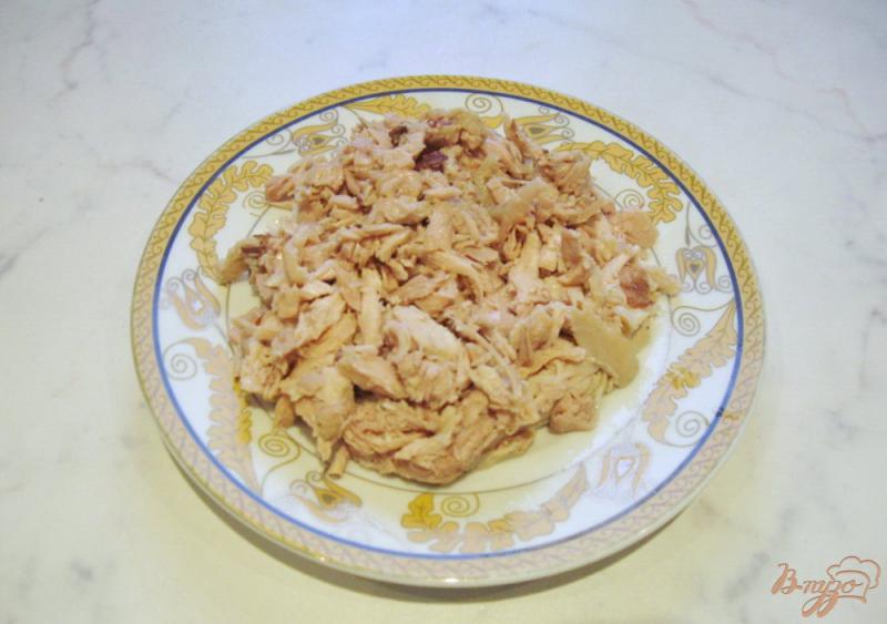 Фото приготовление рецепта: Салат с рыбными консервами и черносливом шаг №4