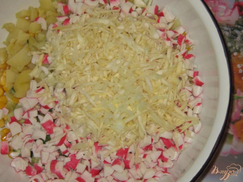Фото приготовление рецепта: Салат с крабовыми палочками шаг №4