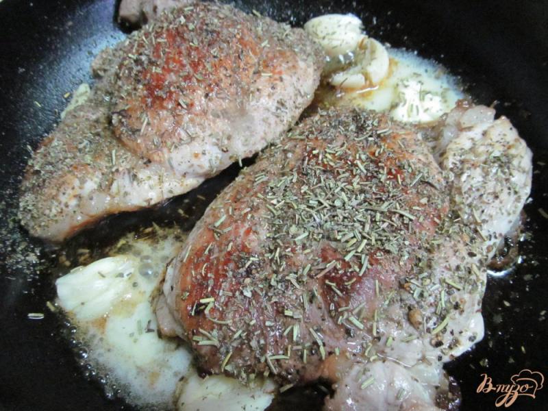 Фото приготовление рецепта: Свиное мясо под розмарином и тимьяном шаг №4